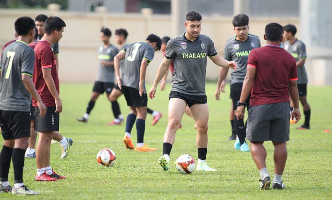 Achitpol (giữa) là tiền đạo đang chơi bóng ở Đức cho FC Augsburg II. Ảnh: Lâm Thoả.