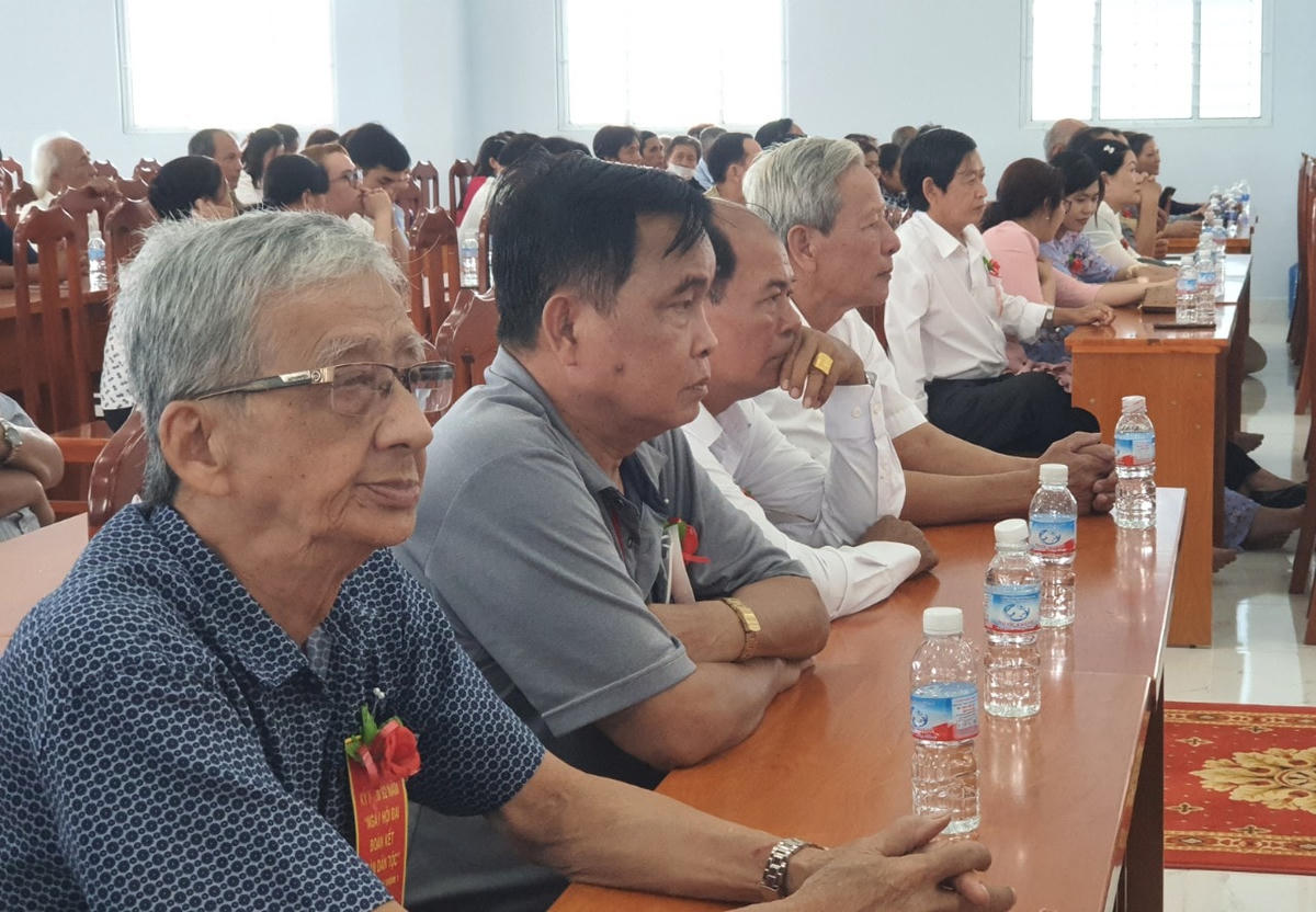Nhân dân khu dân cư Khóm 1, phường 1, TX Giá Rai, tỉnh Bạc Liêu tham dự Ngày hội.
