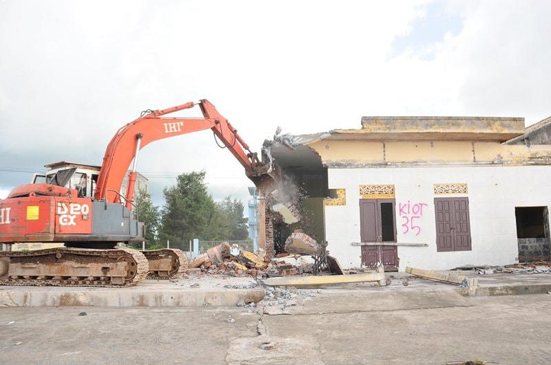 Việc giải tỏa, theo chính quyền địa phương nhận được sự hợp tác của các chủ ki-ốt trước đó đã thuê đất.