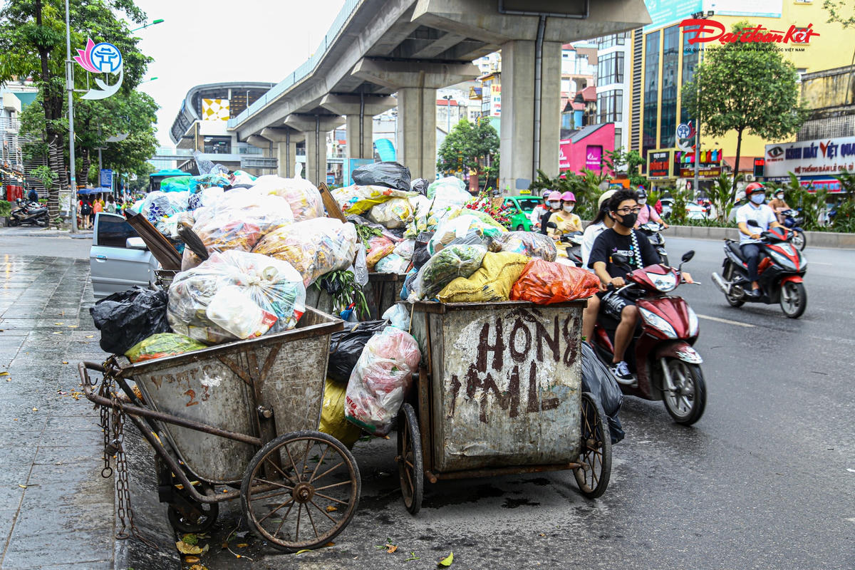 Người dân vẫn hằng ngày phải chịu đựng mùi hôi thối bốc lên nồng nặc mỗi khi lưu thông qua đây.