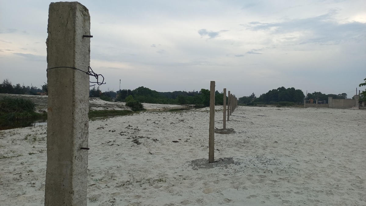 Các cột trụ bê tông được dựng lên để làm hàng rào bao quanh.