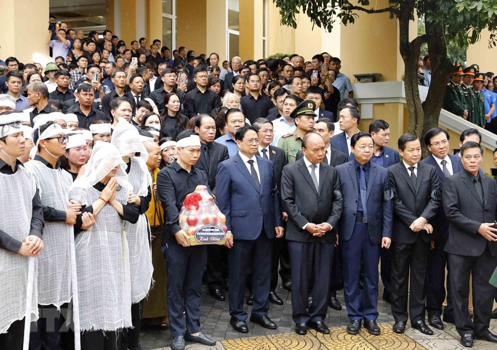 Thủ tướng Phạm Minh Chính, các lãnh đạo, nguyên lãnh đạo Đảng, Nhà nước và gia quyến tiễn đưa Phó Thủ tướng Lê Văn Thành. (Ảnh: Lâm Khánh/TTXVN).