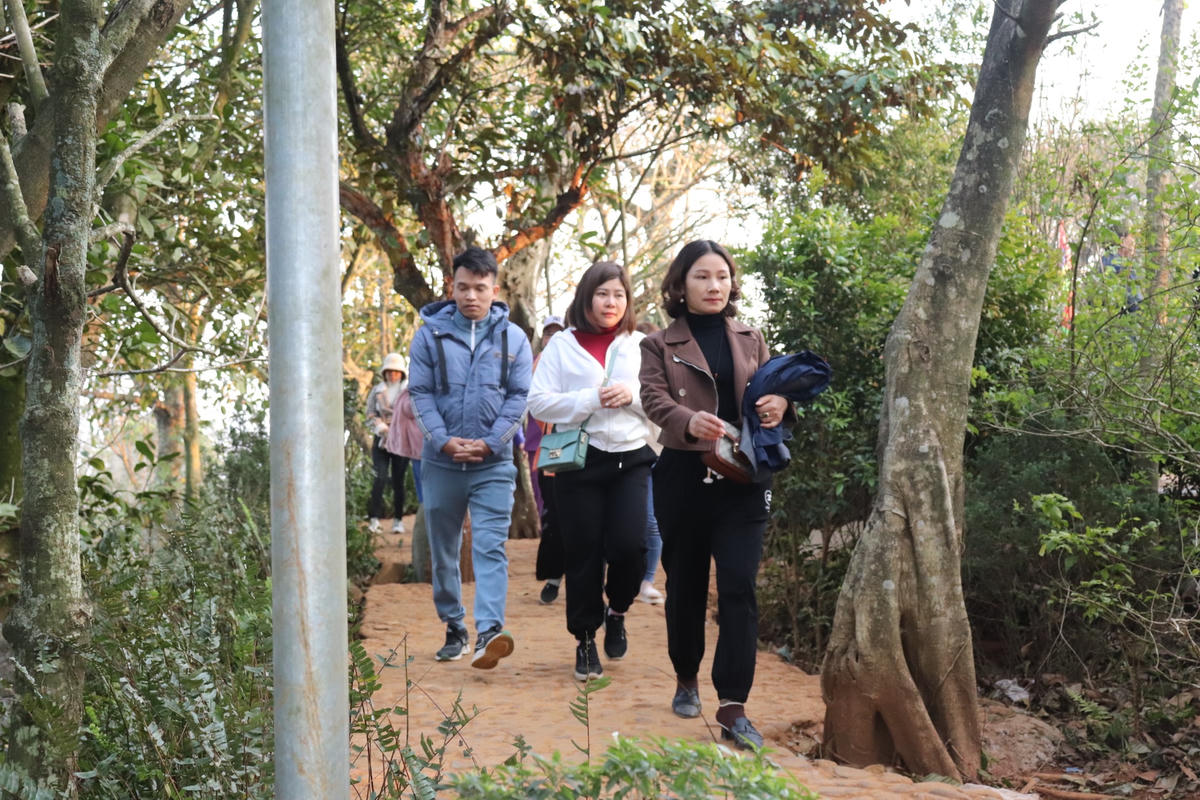 Theo quan niệm dân gian, người dân và du khách khi đến huyệt đạo, nam đi 7 vòng, nữ đi 9 vòng xung quanh sẽ có được may mắn trong năm.