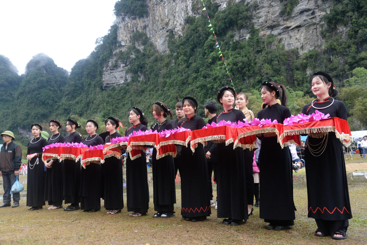 Những thiếu nữ Lâm Bình đẹp như đóa hoa rừng, góp phần tô điểm cho lễ hội thêm lộng lẫy hơn.