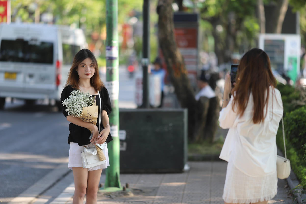 Hà Nội: Thời tiết đẹp, giới trẻ ùn ùn đổ về Hồ Tây chụp ảnh