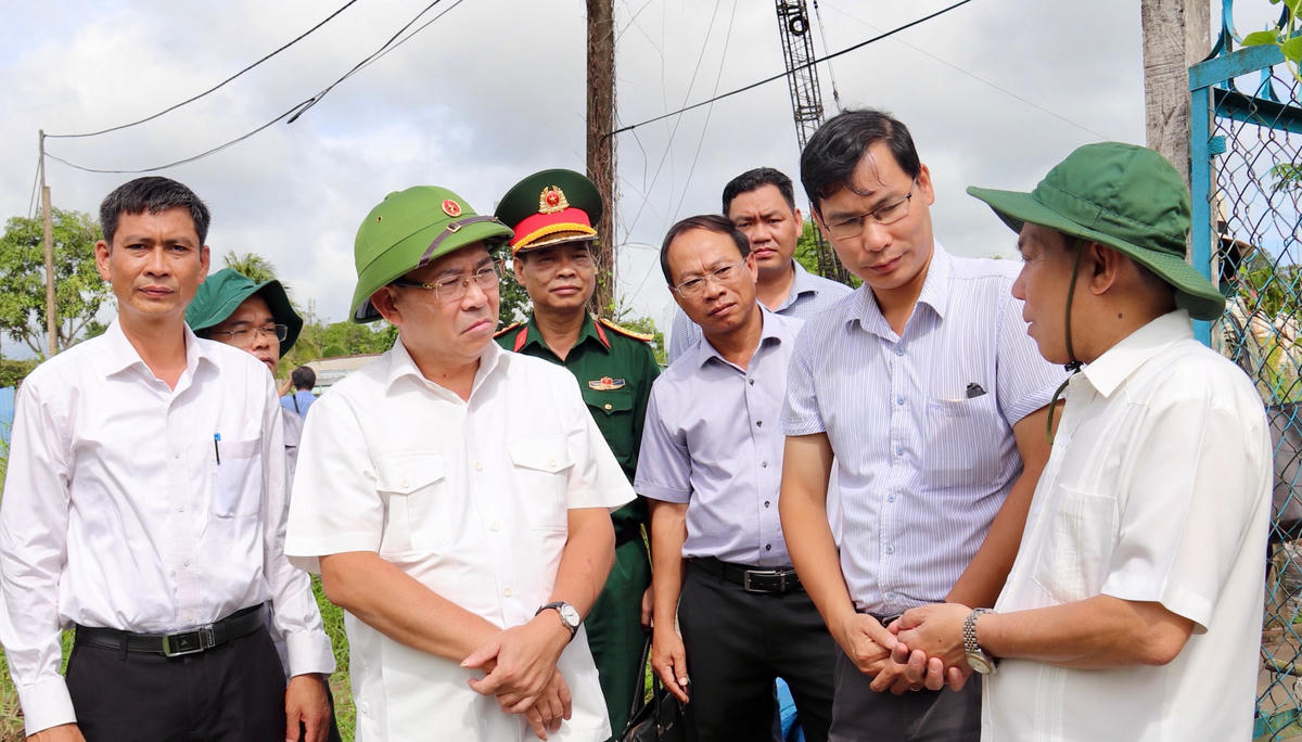Phó Chủ tịch Hoàng Công Thuỷ trao đổi với lãnh đạo địa phương.