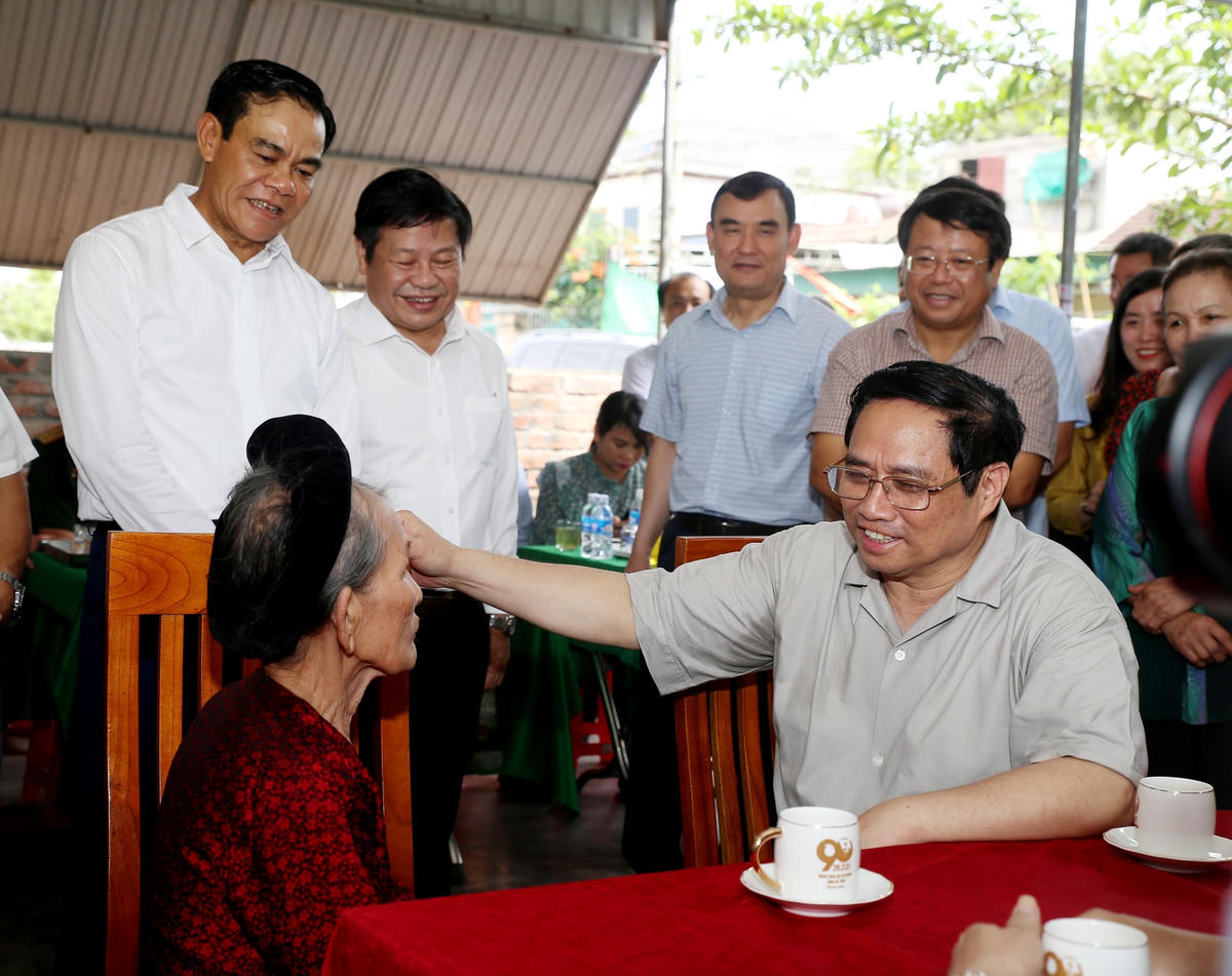 Thủ tướng Chính phủ Phạm Minh Chính cũng đề nghị cấp ủy đảng, chính quyền thường xuyên quan tâm, chăm lo đời sống cho các gia đình chính sách, người có công với cách mạng.