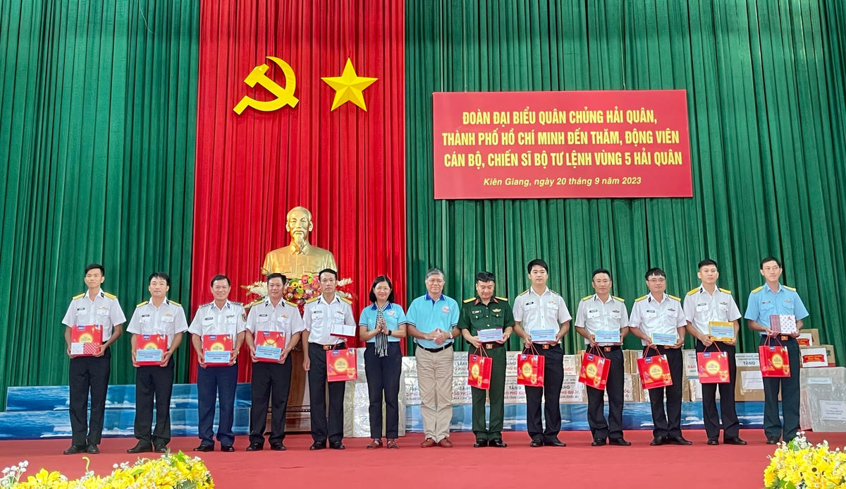 Đoàn đại biểu TP HCM tặng quà cán bộ chiến sĩ trên đảo Phú Quốc.