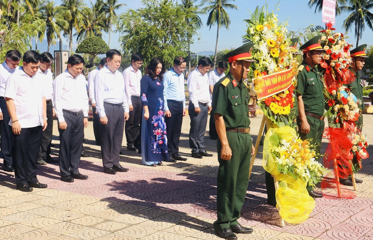 Đoàn công tác mặc niệm tri ân các Anh hùng Liệt sĩ, Mẹ VNAH.
