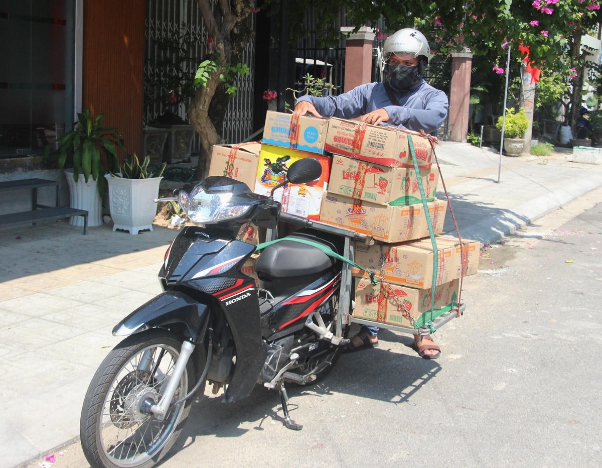 Anh Nguyễn Thanh Tĩnh vận chuyển hàng hóa giữa trời nắng nóng.