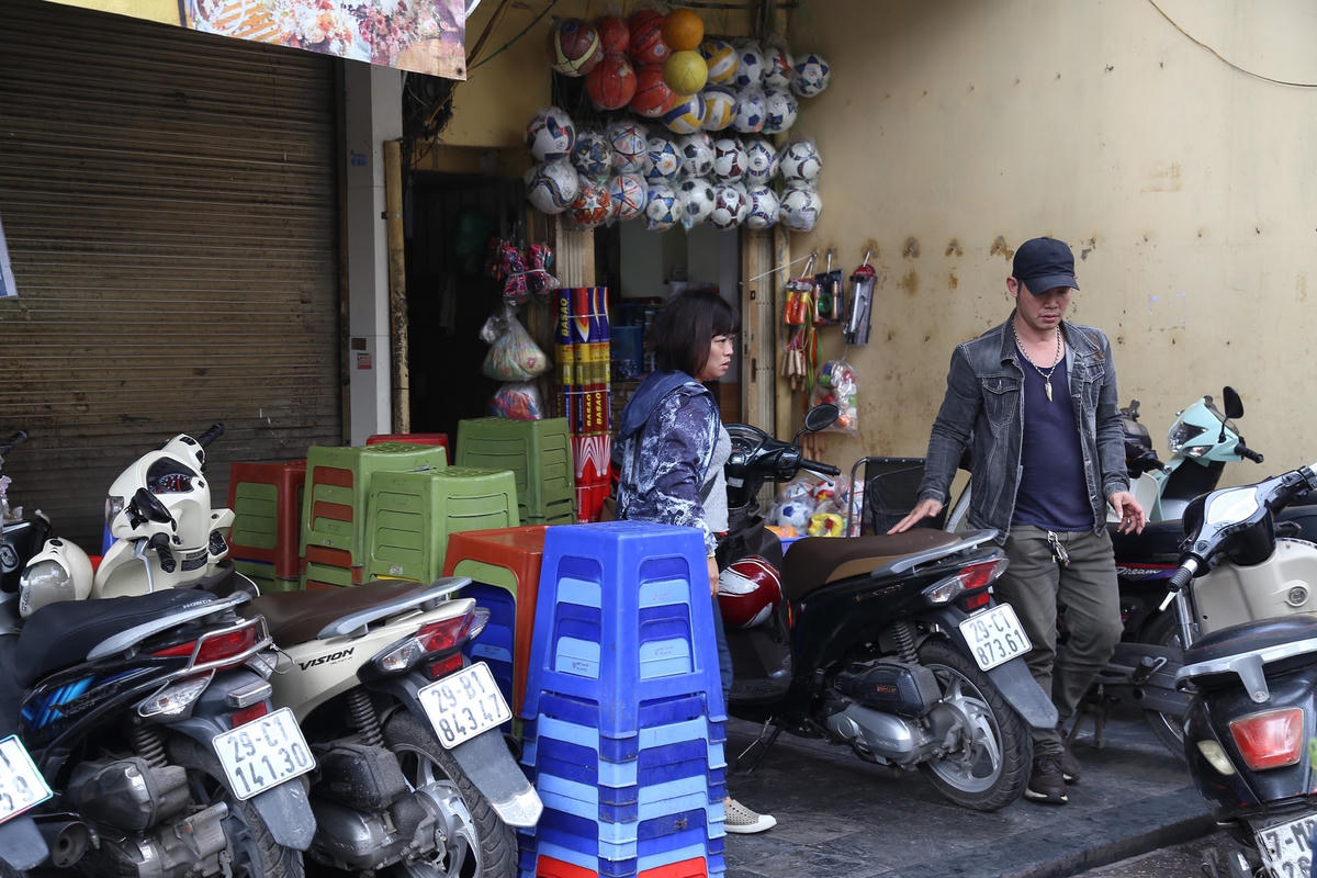 "Các trường hợp vi phạm, lấn chiếm vỉa hè của người đi bộ đều được chúng tôi xử lý quyết liệt", ông Hiệp nhấn mạnh.