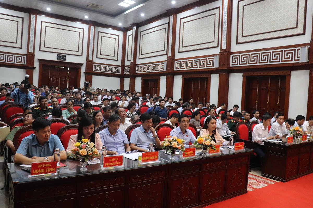 Bà Nguyễn Thị Thu Hà, Ủy viên Trung ương Đảng, Phó Chủ tịch - Tổng Thư ký UBTƯ MTTQ Việt Nam dự hội nghị tiếp xúc cử tri huyện Hoa Lư.