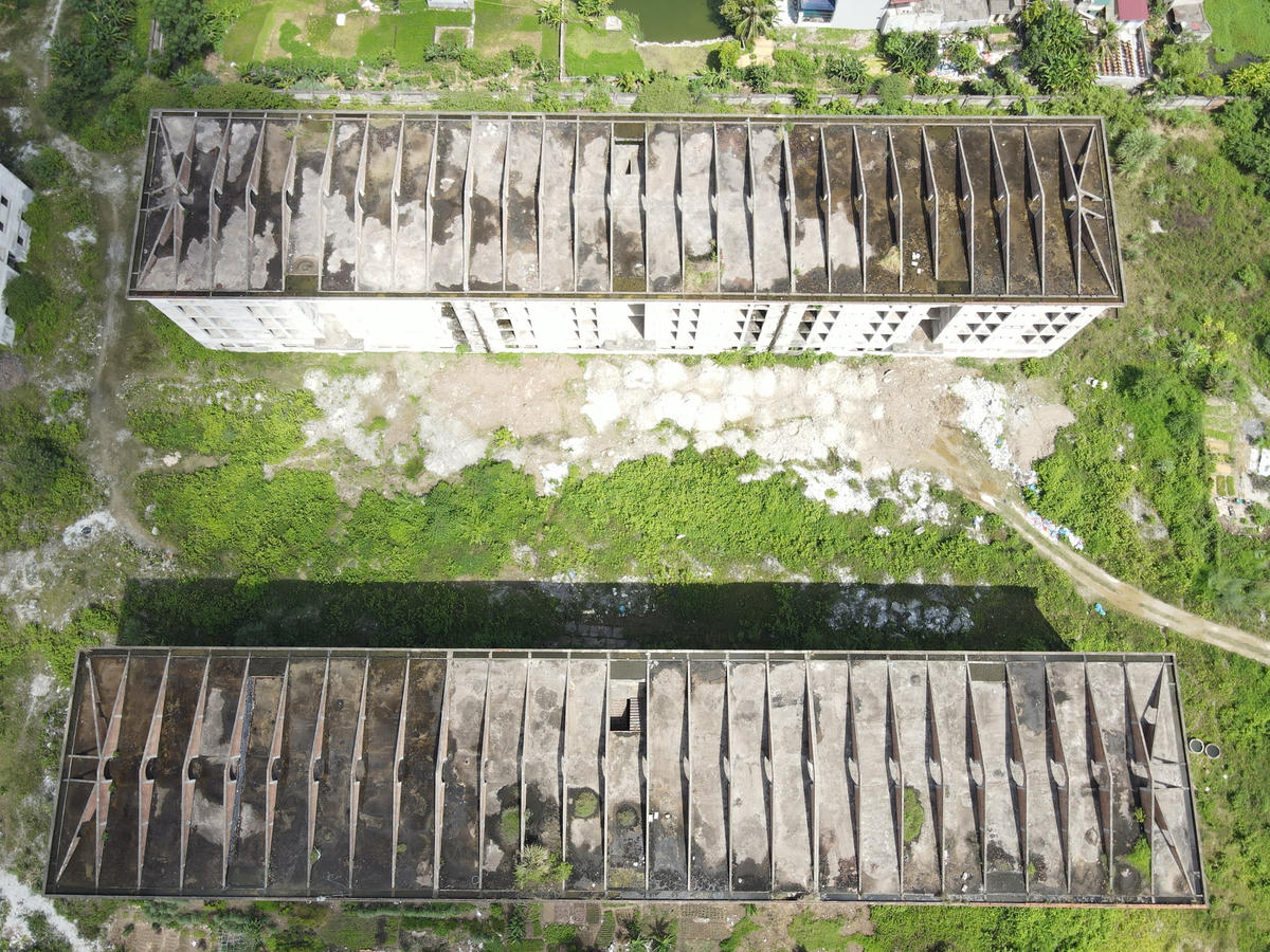 Đại diện chủ đầu tư cho biết, đến hết năm 2013, nguồn vốn trái phiếu Chính phủ dừng không cấp tiếp cho dự án. Thực hiện chỉ thị của Thủ tướng và chỉ đạo của UBND tỉnh Ninh Bình khống chế nợ đọng trong xây dựng cơ bản, dự án đã dừng triển khai xây dựng từ năm 2014 chờ bố trí nguồn vốn mới.