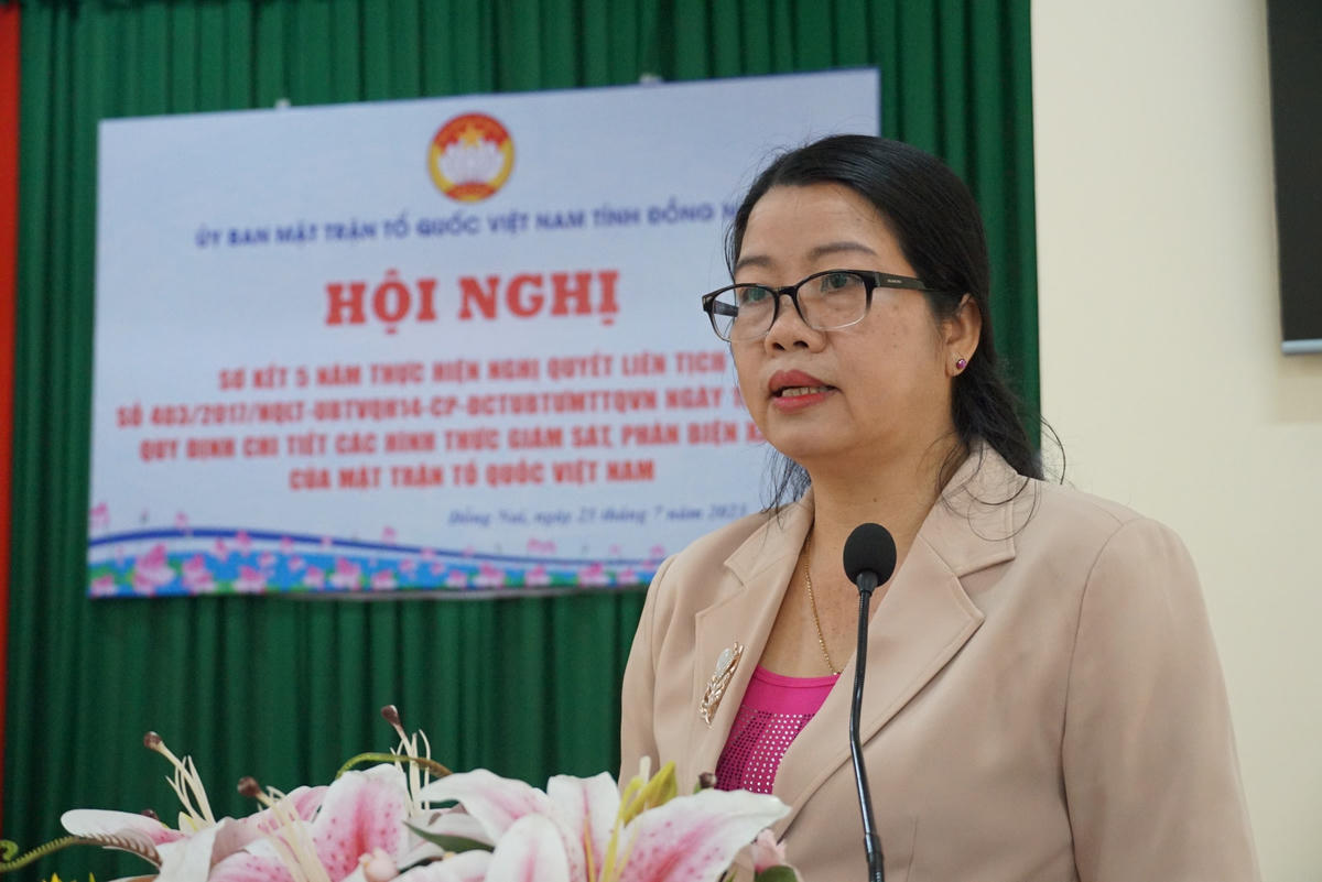 Phó Chủ tịch Ủy ban MTTQ Việt Nam tỉnh Đồng Nai Lưu Thị Hà báo cáo sơ kết tại hội nghị. Ảnh: Mạnh Thìn. 