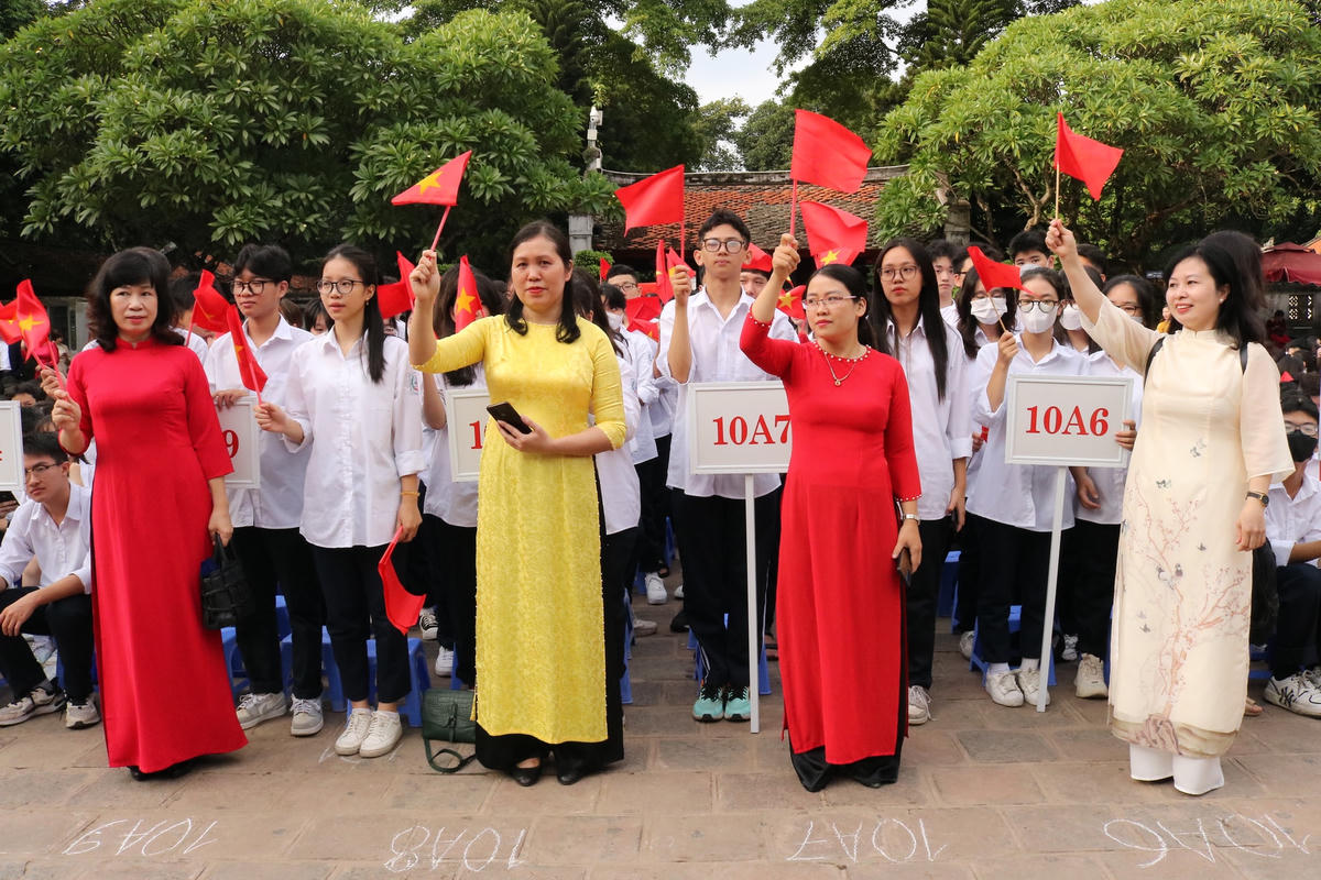 Năm học 2023-2024, thầy và trò Trường THPT Đinh Tiên Hoàng (Hà Nội) chọn Văn Miếu Quốc Tử Giám (quận Đống Đa, Hà Nội) là nơi bắt đầu cho năm học mới.