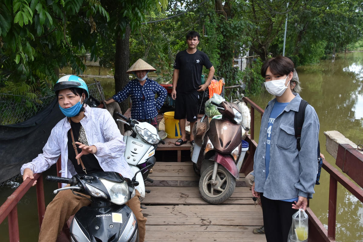 [ẢNH] Bãi giữa sông Hồng thành 'đảo', dân phải di chuyển bằng đò 