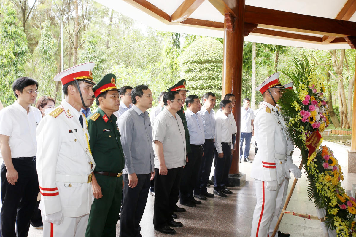 Thủ tướng Phạm Minh Chính dâng hương, dâng hoa tưởng niệm các Anh hùng liệt sĩ tại Khu di tích lịch sử cấp Quốc gia đặc biệt Ngã ba Đồng Lộc.