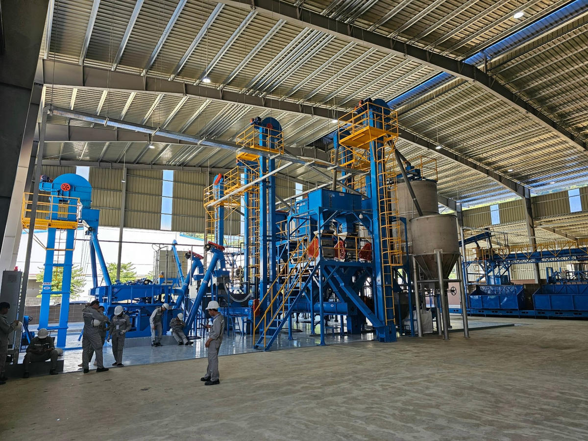 Chủ tịch Quốc hội Vương Đình Huệ cắt băng Khánh thành Nhà máy chế biến cà phê Sơn La