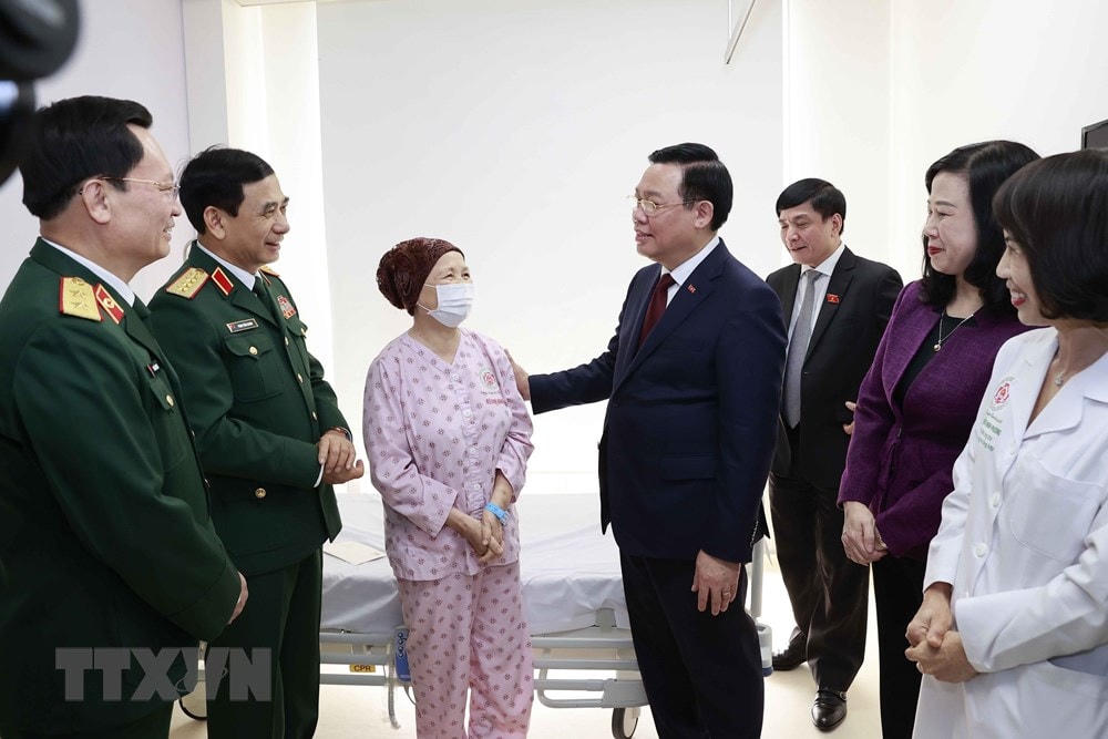 Chủ tịch Quốc hội Vương Đình Huệ thăm, tặng quà bệnh nhân tại Khoa Ung bướu, Bệnh viện Trung ương Quân đội 108. (Ảnh: Doãn Tấn/TTXVN).