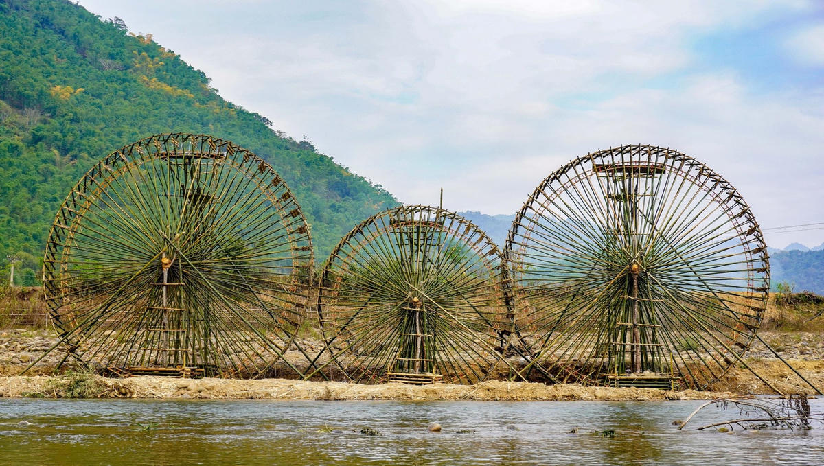 Do hệ thống mương mán phục vụ cho sản xuất nông nghiệp chưa phát triển, điều kiện nước sinh hoạt rất khó khăn nên người dân tận dụng nguồn nước suối tuôn chảy quanh năm để sử dụng những guồng nước (hay còn gọi với cái tên khác là cọn nước) để dẫn nước phục vụ việc tưới tiêu được thuận lợi hơn.