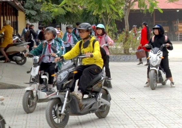 Từ ngày 1/11, việc học sinh đi xe máy điện đến trường bị cấm ở TP Nam Định. 