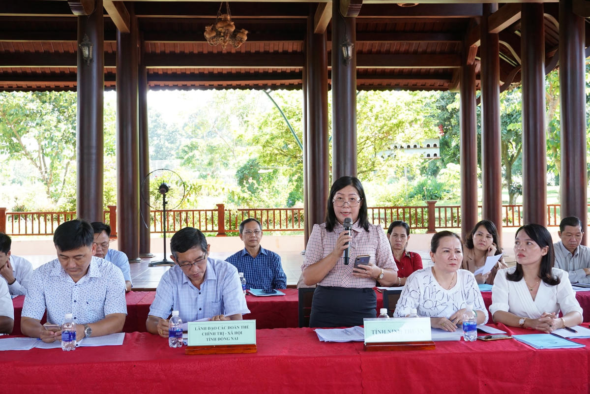 Đại diện Ủy ban MTTQ Việt Nam tỉnh Ninh Thuận tham luận về vai trò của ứng dụng công nghệ thông tin trong tuyên truyền. (Ảnh: Mạnh Thìn).