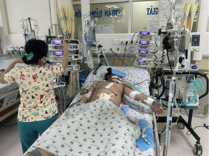 Bệnh nhi 11 tuổi được chẩn đoán sốc sốt xuất huyết dengue nặng được điều trị tại Bệnh viện Nhi đồng Thành phố.