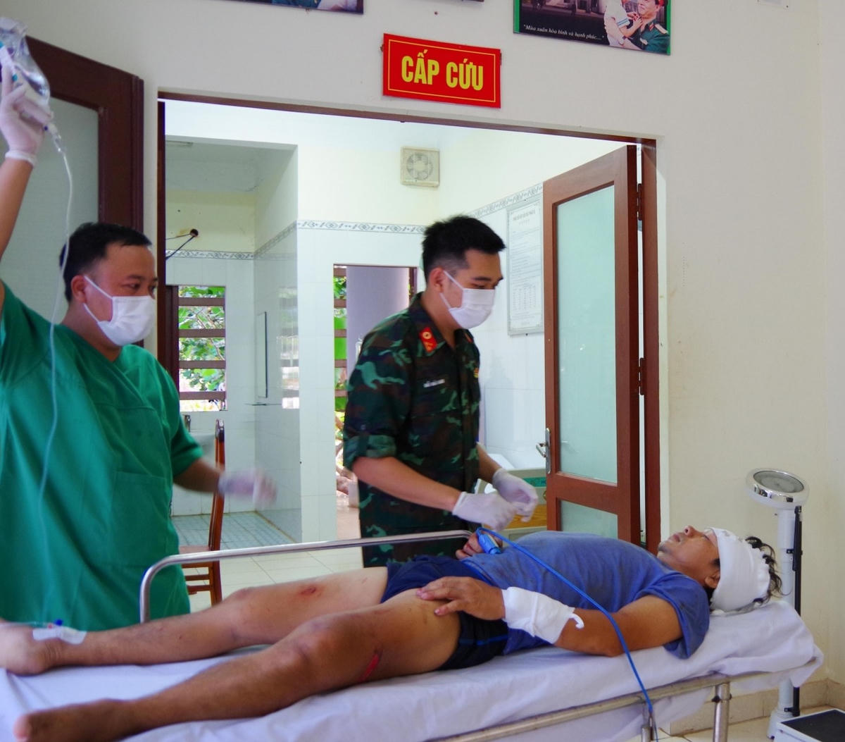 Trung tâm Y tế thị trấn Trường Sa, điều trị vết thương cho bệnh nhân. 