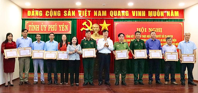 Trao bằng khen của Ban Thường vụ Tỉnh ủy cho các tập thể có thành tích xuất sắc trong thực hiện Nghị quyết 25-NQ/TW. 
