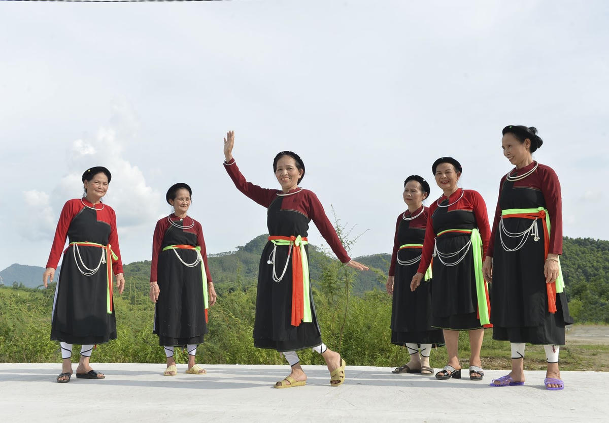 Phụ nữ Cao Lan hát Sình ca đón khách.  