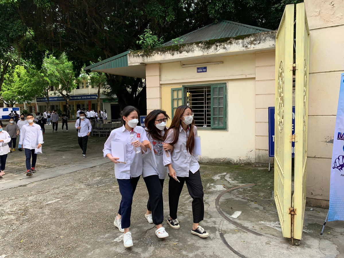 Các thí sinh vui vẻ ra về sau khi kết thúc môn thi cuối cùng.