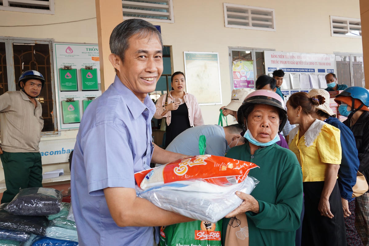 Ông Võ Văn Thiện, Trưởng ban công tác Mặt trận phía Nam Ủy ban TƯ MTTQ Việt Nam trao quà cho một hộ dân tại huyện Bù Đốp. Ảnh: Mạnh Thìn.