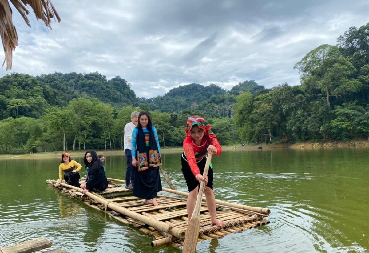 Khách du lịch khám phá hồ Pha Đay ở bản Bút (xã Nam Xuân, huyện Quan Hóa, tỉnh Thanh Hóa).