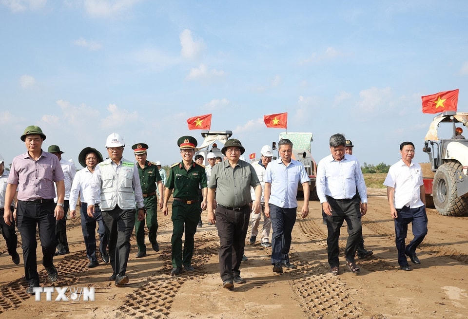 Thủ tướng Phạm Minh Chính kiểm tra tiến độ thi công dự án thành phần đoạn Hậu Giang-Cà Mau. (Ảnh: Dương Giang/TTXVN)