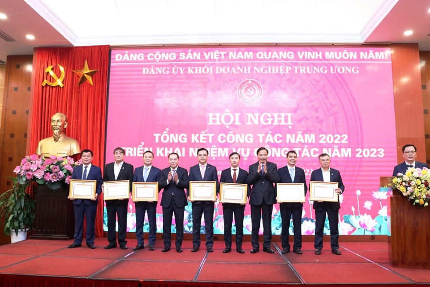 Đảng bộ Agribank vinh dự được Đảng ủy Khối tặng thưởng Bằng khen về thành tích xuất sắc trong lãnh đạo thực hiện nhiệm vụ chính trị, sản xuất kinh doanh năm 2022.