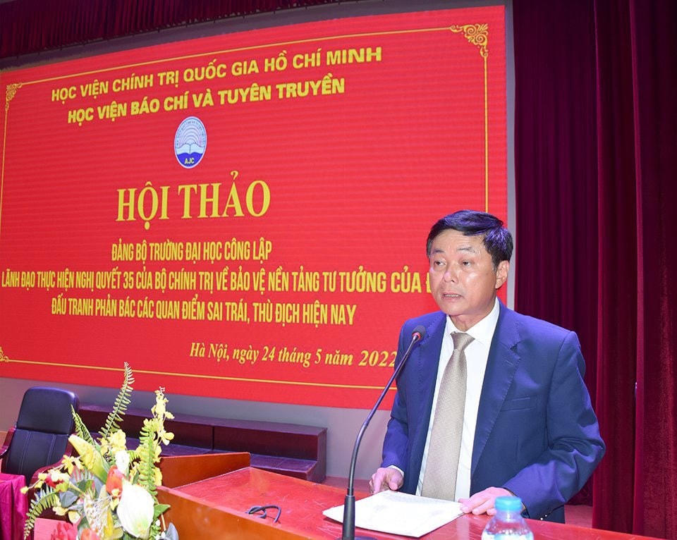 PGS.TS Phạm Minh Sơn, Phó Bí thư Đảng ủy, Giám đốc Học Viện Báo chí và Truyền thông phát biểu tại hội thảo.