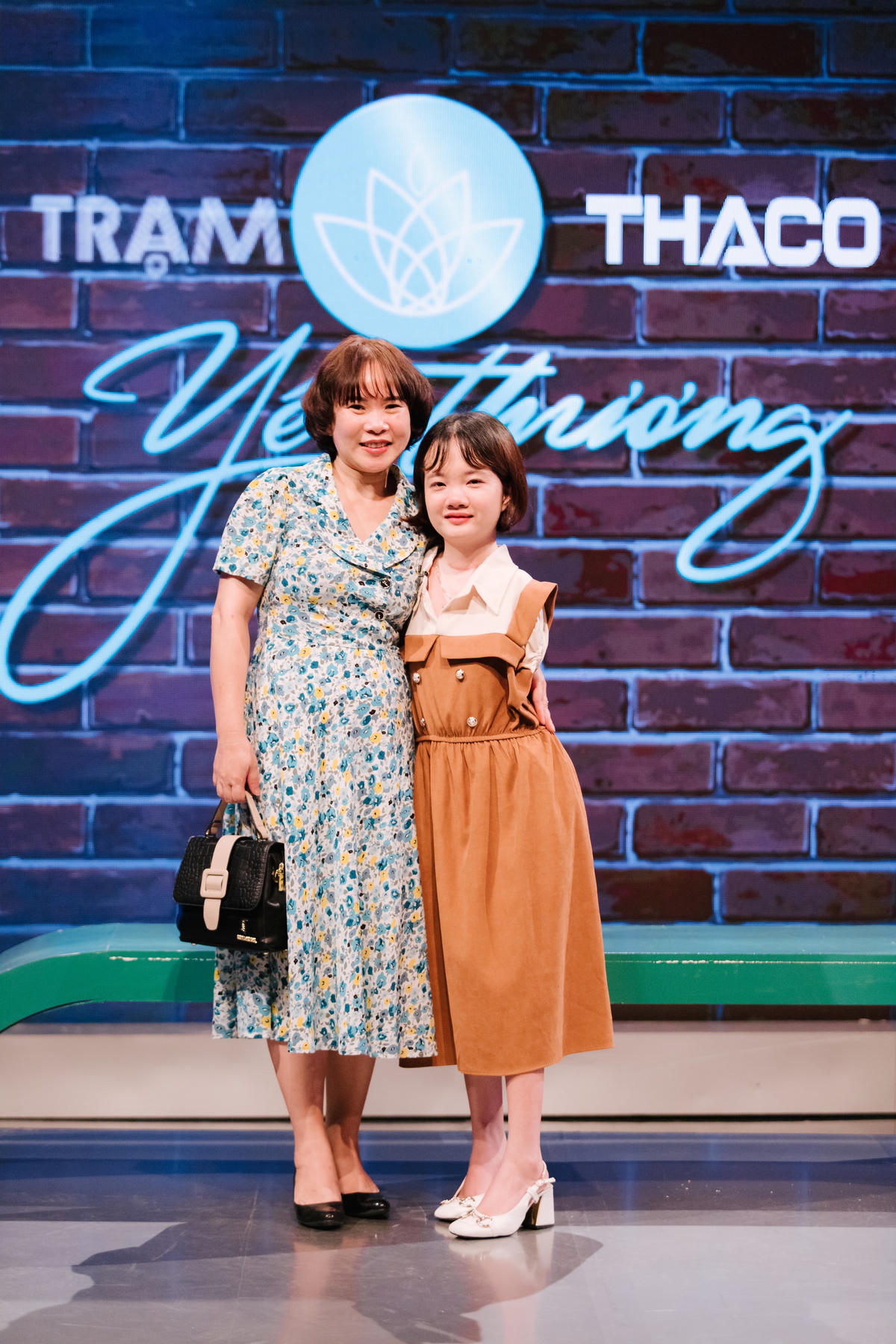 Sự xuất hiện của cô giáo chủ nhiệm khiến Thắm xúc động rơi nước mắt. 