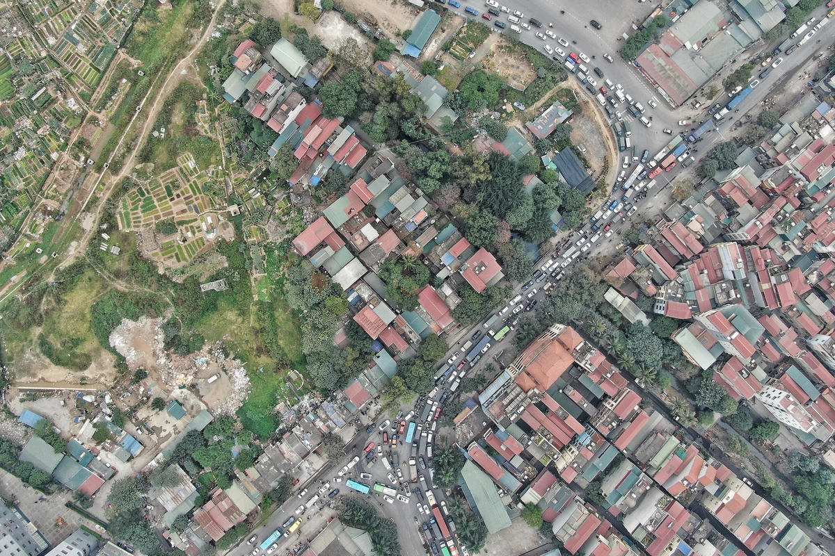 Lưu lượng phương tiện di chuyển từ đường Chu Văn An ra đến đường 70 rất đông khiến khu vực này thường xuyên xảy ra ùn tắc.