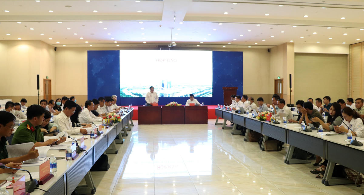Quang cảnh buổi họp cung cấp thông tin về tình hình kinh tế - xã hội Bình Dương 5/2022.