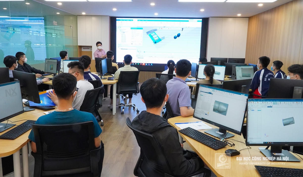 Khoa Cơ khí có hệ thống cơ sở vật chất hiện đại đáp ứng nhu cầu đào tạo.
