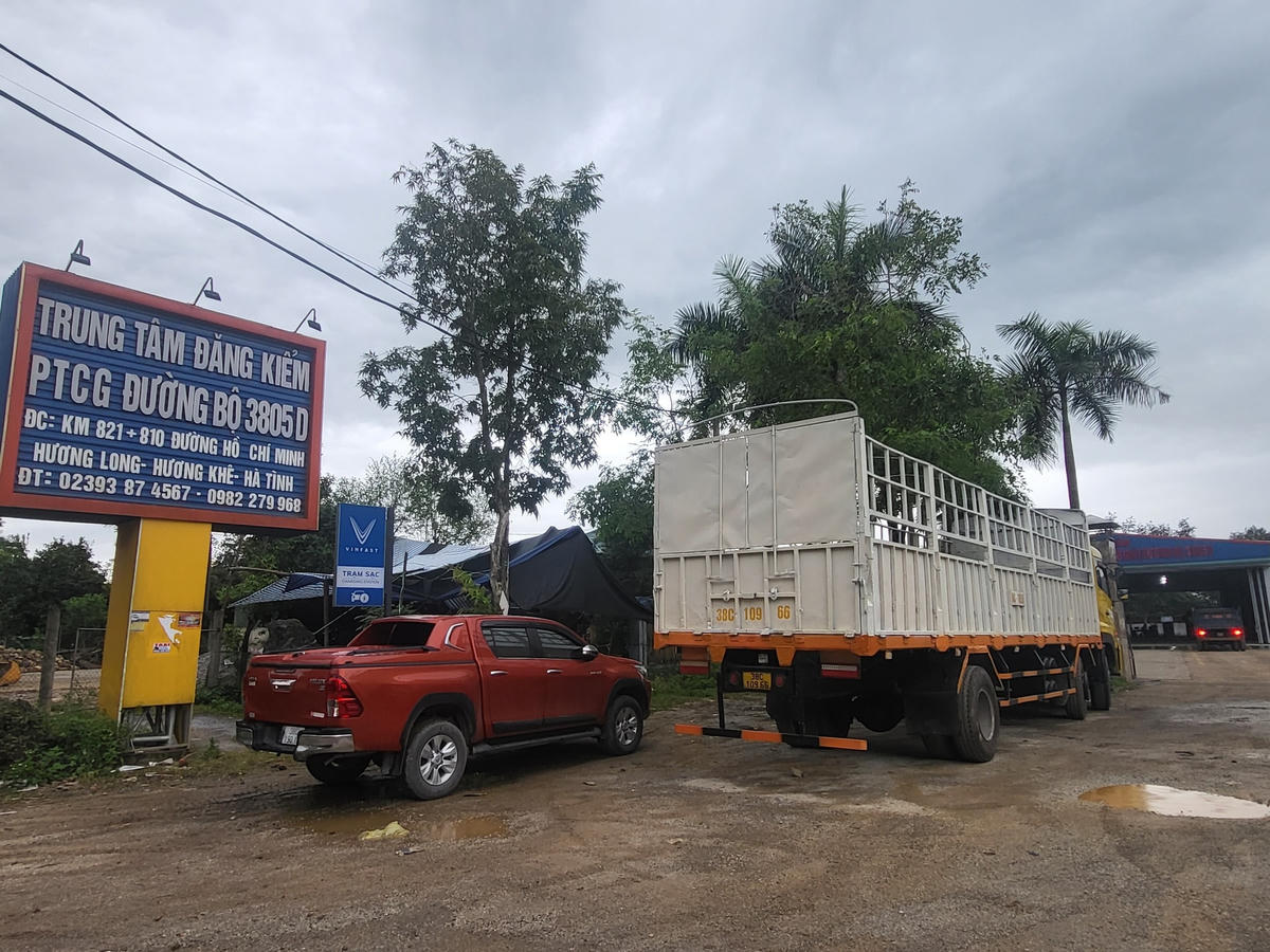 Từ TP Hà Tĩnh, nhân viên Garage BV Canada lên Trung tâm đăng kiểm ở huyện Hương Khê để đăng kiểm hộ cho khách.