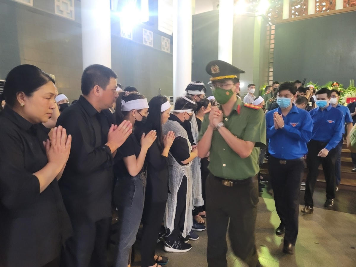 Người thân gia đình của 3 chiến sĩ nghẹn ngào xúc động.