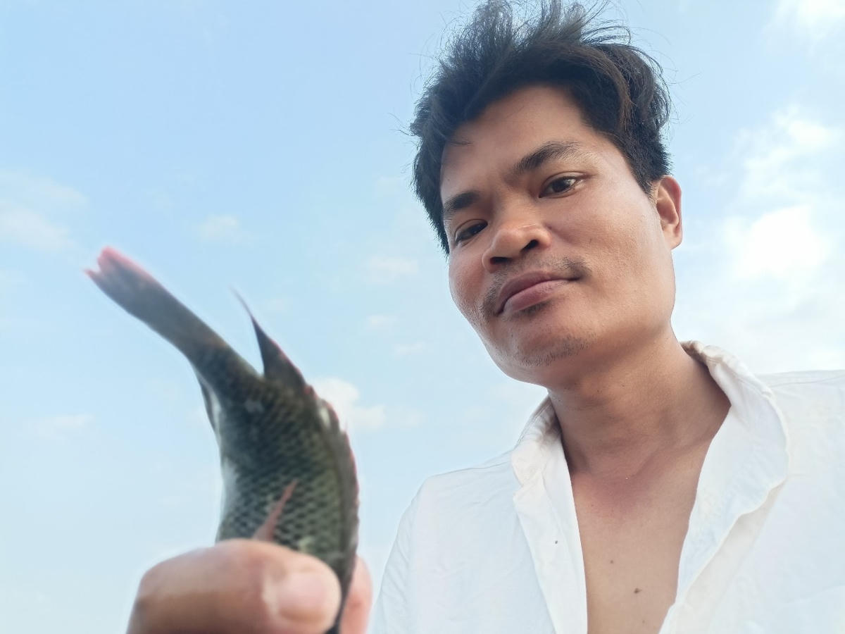 Niềm vui của anh Giao sau khi bẫy được nhiều cá rô phi