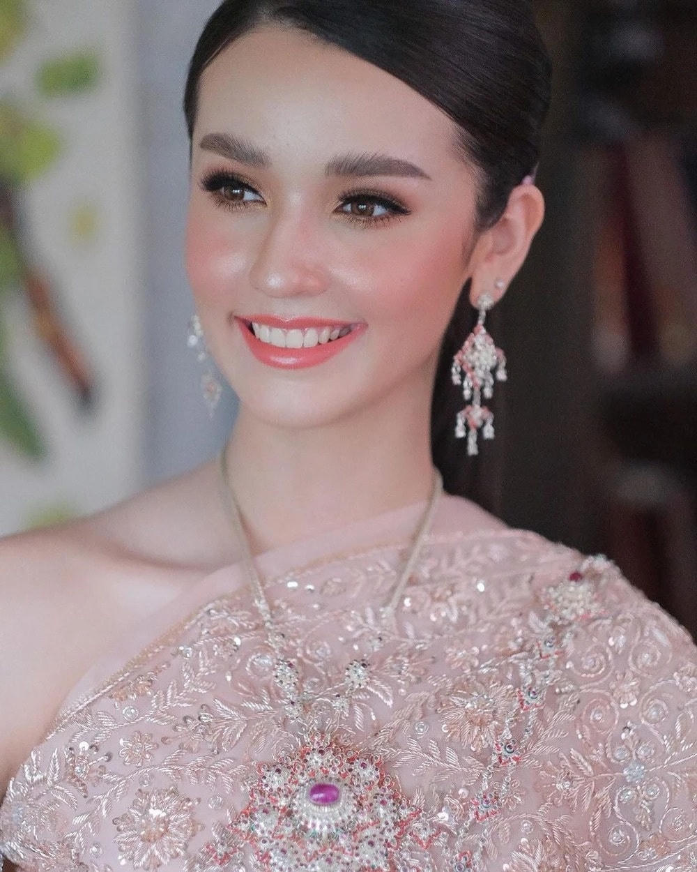 Arabella Sitanan Gregory hiện là sinh viên năm 2 Đại học Thammasat. Mỹ nhân sinh năm 2002 sở hữu nhan sắc tựa thiên thần, gương mặt khả ái cùng đôi mắt sắc sảo.