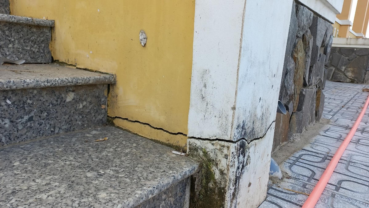 Nứt ở bậc thang lên xuống hội trường là do “nó liên kết từ trụ ra ngoài bồn hoa, rứa (thế - PV) thôi”!?...