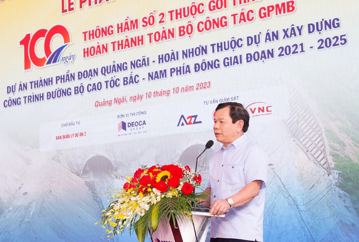 Ông Đặng Văn Minh, Chủ tịch UBND tỉnh Quảng Ngãi phát biểu tại Lễ phát động thi đua.