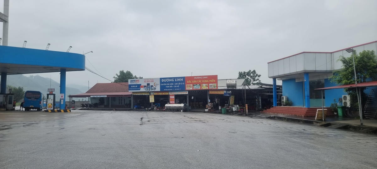 Dãy nhà xưởng sửa chữa bảo dưỡng xe ô tô tại trạm dừng nghỉ Km171 + 500. Ảnh: Hà An.