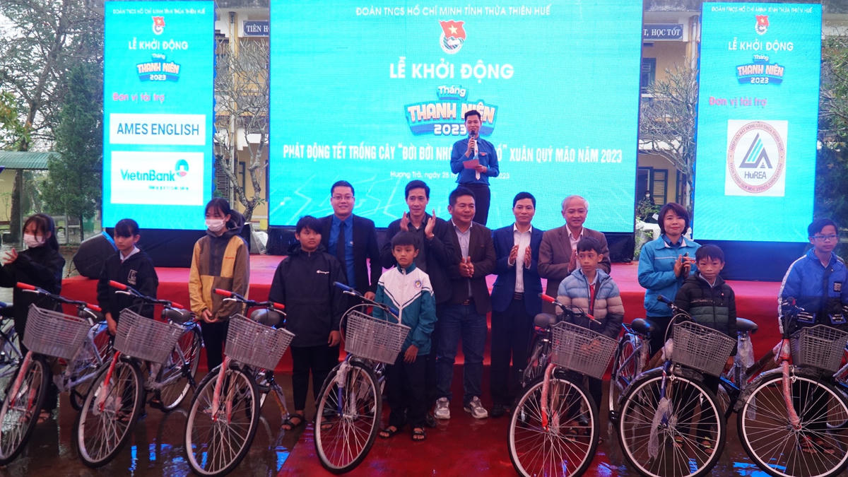 Tặng xe đạp cho các học sinh có hoàn cảnh khó khăn.