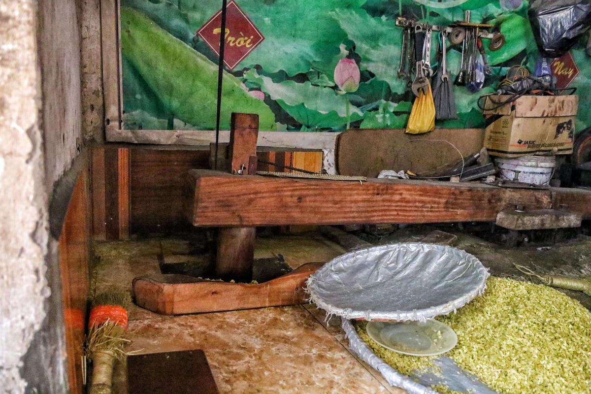 Công đoạn giã đòi hỏi sao cho hạt cốm vừa mỏng vừa tơi, hạt vẫn giữ nguyên, không bị vụn. Tỷ lệ 10 kg thóc thì được 1,6 - 1,7 kg cốm. 