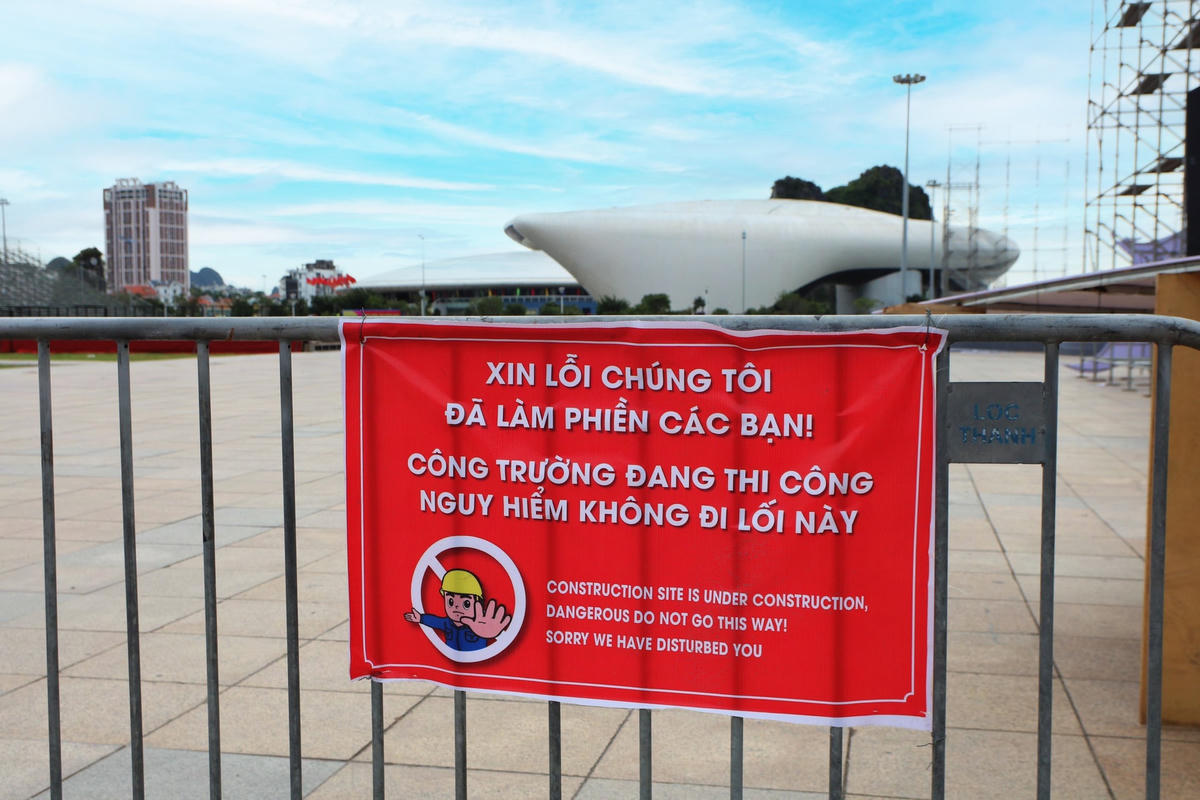 Biển báo khu vực đang thi công được treo ngay tại các lối ra vào.